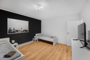 Moderne Wohnung mit Garten & Küche